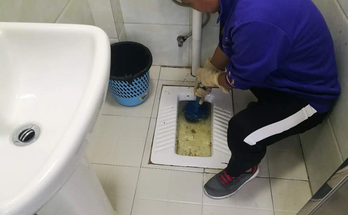 阿拉尔农场疏通蹲坑