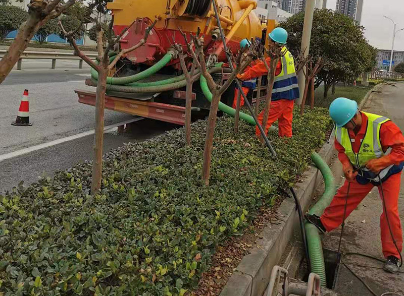 阿拉尔农场市政管道清淤