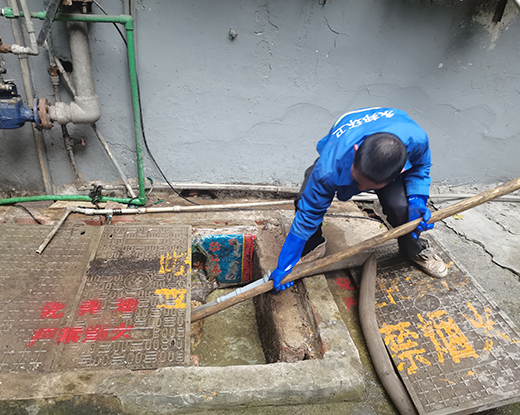 阿拉尔农场清掏化粪池