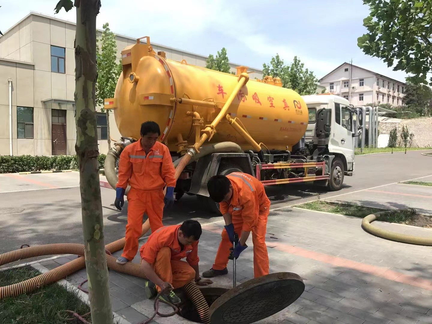 阿拉尔农场化粪池清理与5-8吨吸粪车施工效率分析